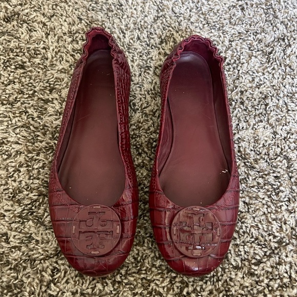 Size 8 Burgundy Snakeskin Tory Burch Flats - Picture 2 of 11